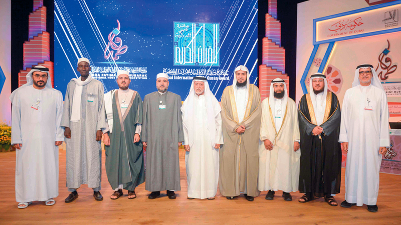 بوملحة يتوسط أعضاء لجنة تحكيم &laquo;المسابقة&raquo;. من المصدر