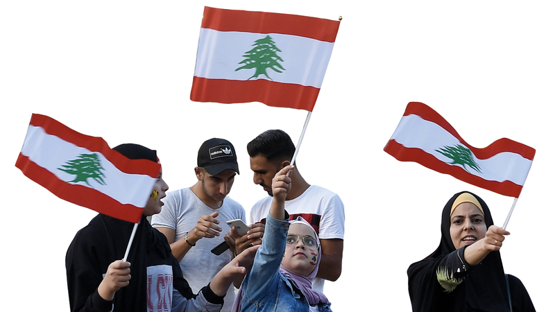 متظاهرون في ميدان النور بطرابلس شمال لبنان. إي.بي.إيه