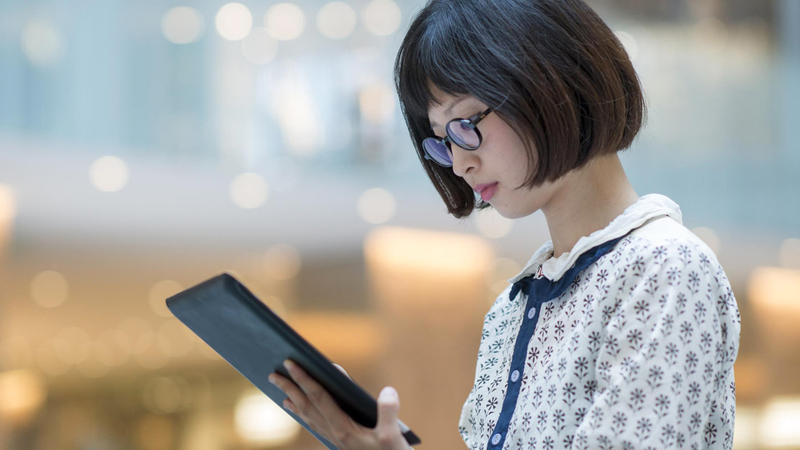 منع المرأة اليابانية استخدام النظارات في العمل يدل على وجود تمييز بين الجنسين. أرشيفية