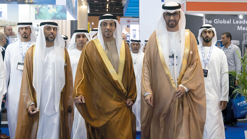 منصور بن زايد قام بجولة على أجنحة الدول والشركات العارضة. وام