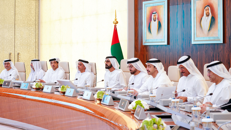 محمد بن راشد خلال ترؤسه مجلس الوزراء بحضور سيف بن زايد ومنصور بن زايد. من المصدر