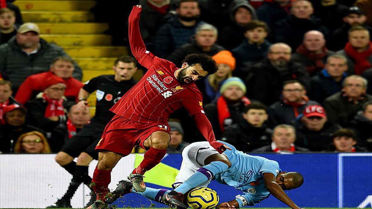 تدخل قوي من لاعب السيتي على محمد صلاح