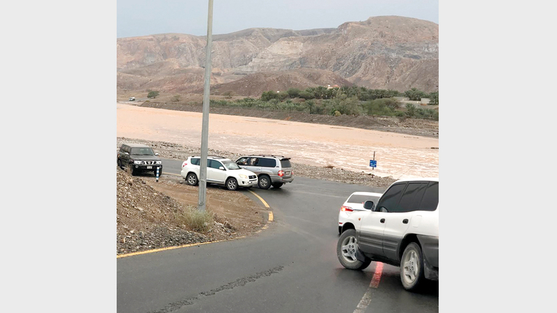 الأمطار الأخيرة قطعت الطريق المؤدي إلى الطويين.  من المصدر