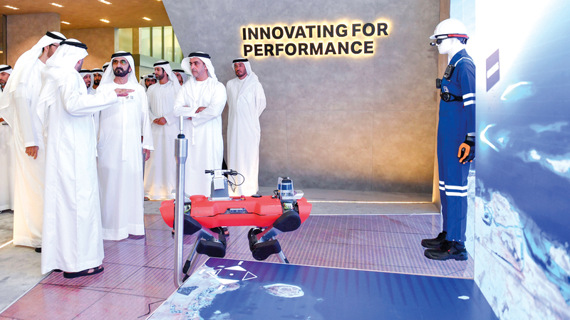 محمد بن راشد توقّف عند عدد من منصات الدول والشركات المشاركة في المعرض. وام