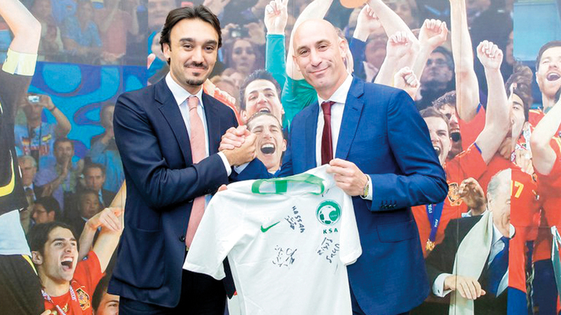 عبدالعزيز بن تركي الفيصل يهدي روبياليس قميص المنتخب السعودي بعد توقيع عقد كأس السوبر. من المصدر