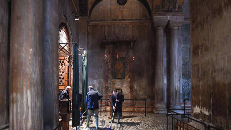 المياه غمرت دور عبادة ومتاحف.  أ.ف.ب