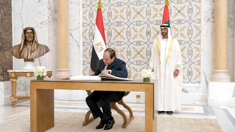 السيسي يسجّل كلمة في سجل كبار الشخصيات بالقصر. وام