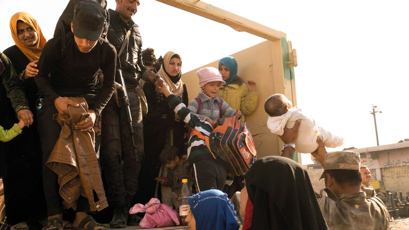 الكثيرون من سكان الموصل اضطروا إلى مغادرة منازلهم نتيجة الأعمال الوحشية المرعبة التي ارتكبها «داعش». أ.ب