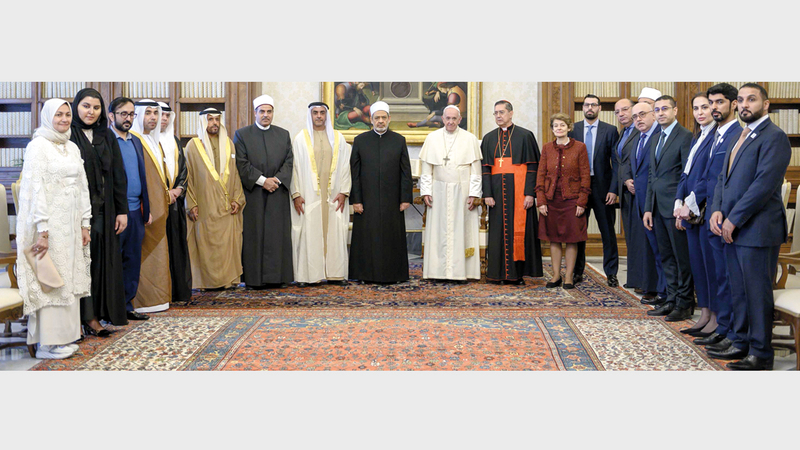 سيف بن زايد خلال لقائه بابا الكنيسة الكاثوليكية بحضور شيخ الأزهر. وام