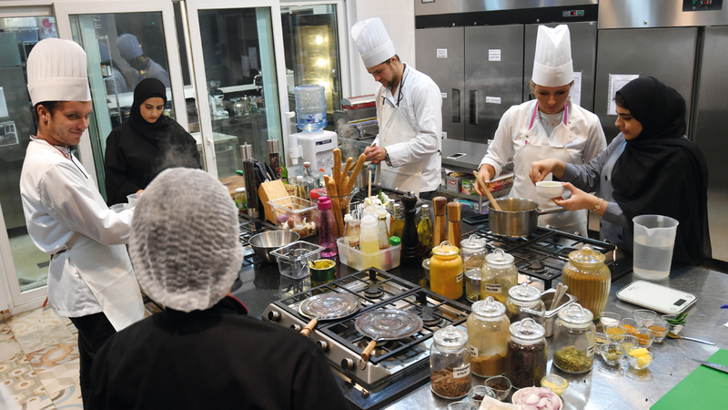«المبادرة» تتيح للزوار والضيوف فرصة التعرّف إلى تجربة الطهي الإماراتي وتجهيز الأطباق المحلية بأنفسهم. تصوير: مصطفى قاسمي