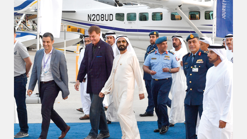 محمد بن راشد خلال زيارته موقع &laquo;معرض دبي للطيران 2019&raquo;. وام