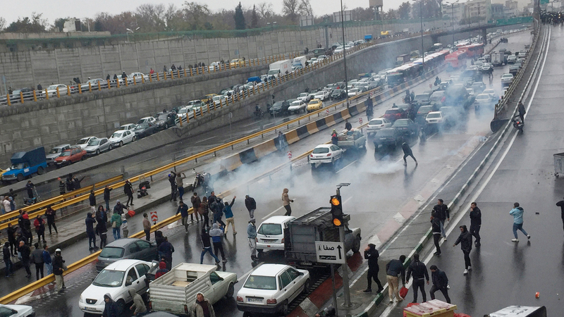 محتجون يقطعون طريقاً رئيساً في طهران أمس. رويترز