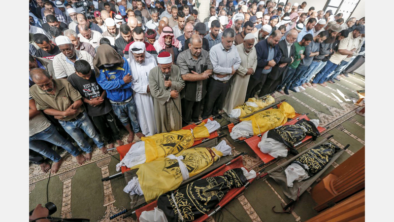 جثامين شهداء عائلة السواركة.  من المصدر