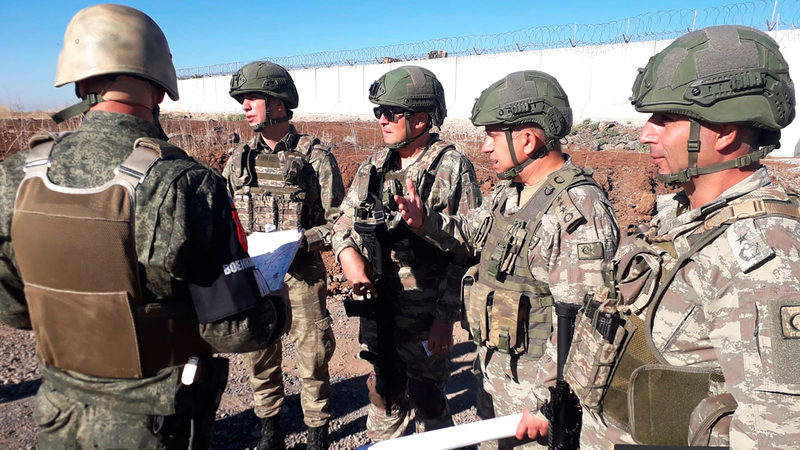 جنود أتراك وروس في المنطقة العازلة شمال سورية. أ.ب