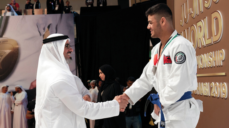 خالد بن محمد بن زايد توّج الأبطال في اليوم الأول من كأس العالم. وام