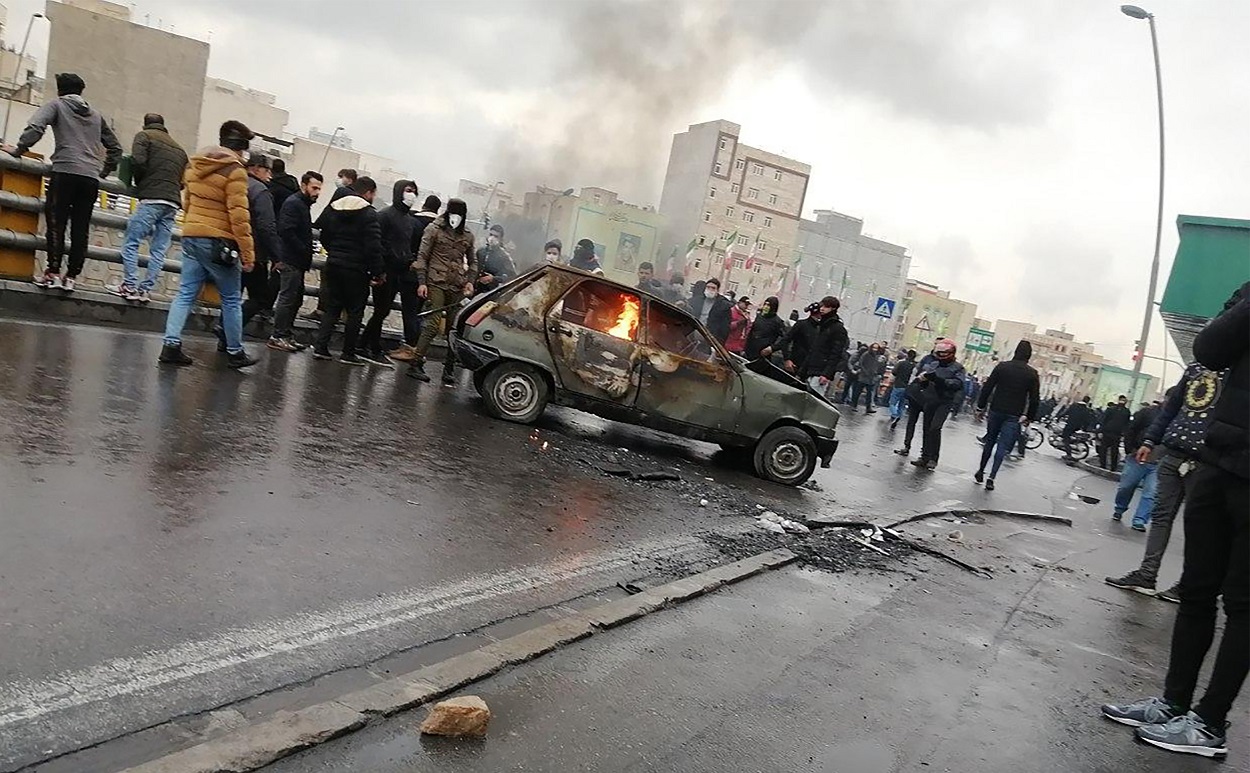 سيارة محترقة خلال الاحتجاجات في طهران - أ. ف. ب