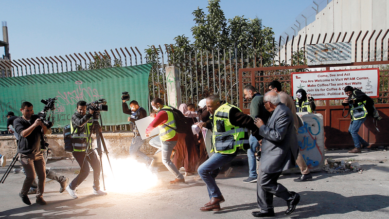 جانب من مواجهات الصحافيين مع قوات الاحتلال في بيت لحم تضامناً مع عمارنة. رويترز
