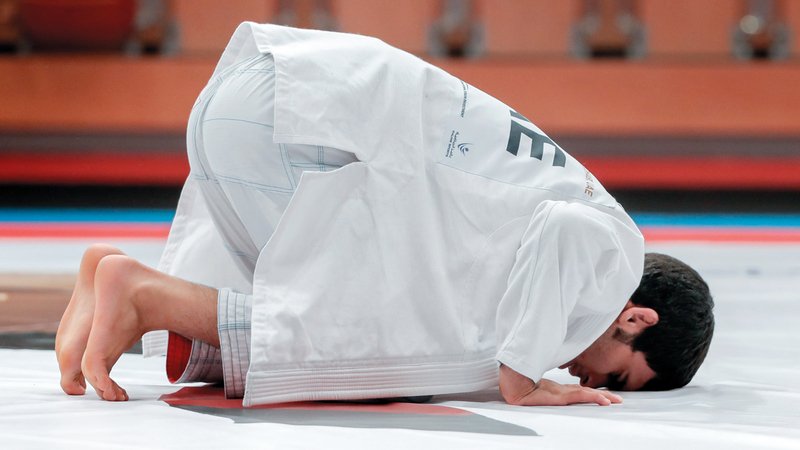 عمر الفضلي يؤدي سجدة الشكر بعد الفوز بذهبية وزن 62 كغم في مونديال الجوجيتسو. من المصدر