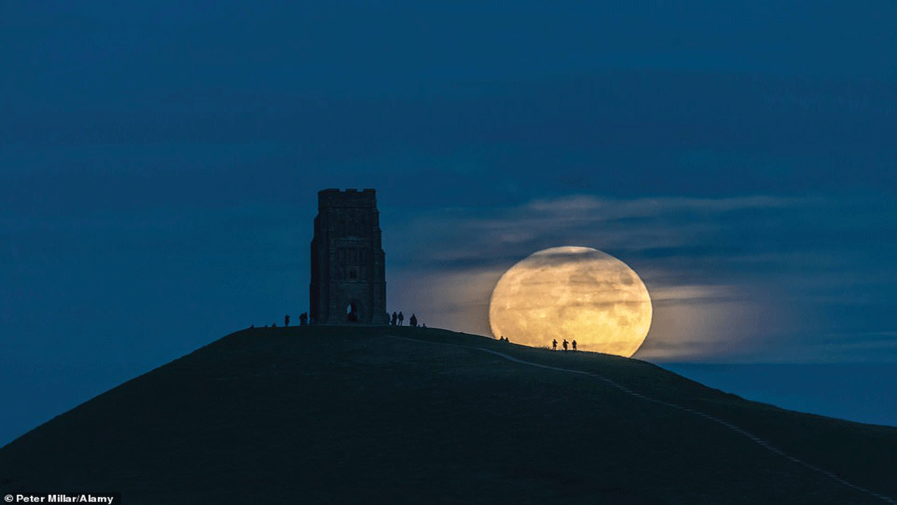 القمر الخارق ويحدث عندما يكون القمر في أقرب نقطة في مداره من الأرض