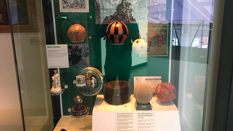 مقتنيات تاريخية من عالم كرة القدم. الإمارات اليوم