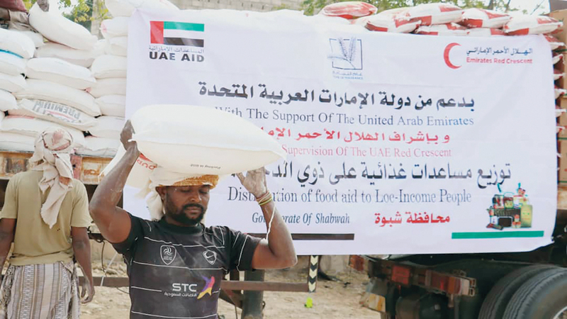 المساعدات تأتي للتخفيف من معاناة سكان شبوة وتحسين ظروفهم المعيشية. وام