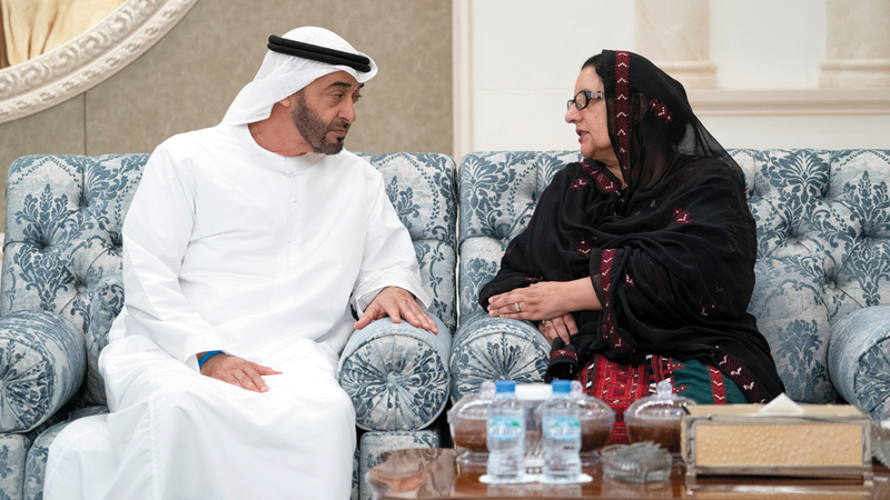 محمد بن زايد مستقبلاً الوزيرة الباكستانية خلال تقديمها واجب العزاء.

وام