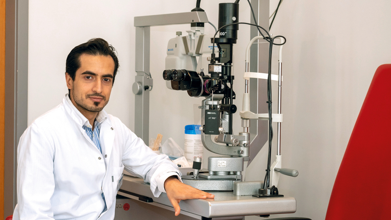 أحمد محمد المرزوقي:
«قلة عدد المتخصصين في طب
وجراحة الشبكية شكلت حافزاً
للسعي إلى تحقيق التميّز والتفوق
في هذا المجال».