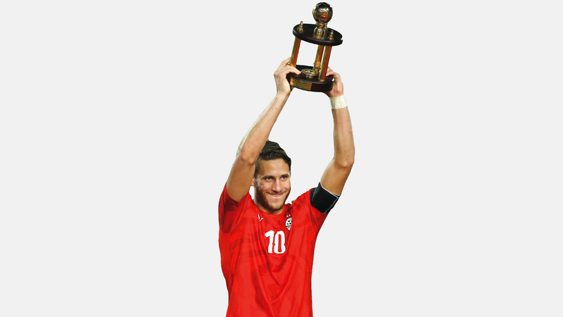 رمضان صبحي خلال التتويج بلقب أفضل لاعب. رويترز