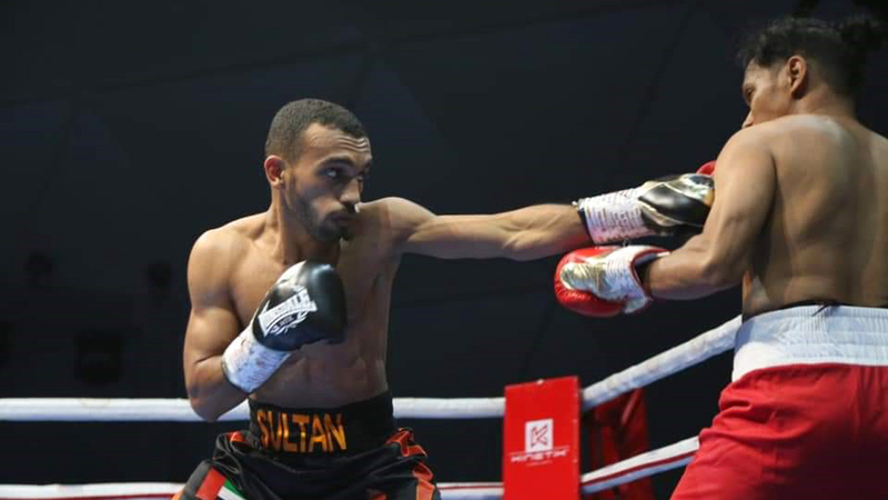 خلال تتويج البلوشي.. وفي الإطار النعيمي يواجه اللاعب الإندونيسي دينتارونغ. من المصدر