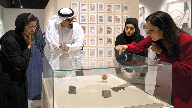 خالد بن محمد بن زايد تعرّف إلى الأعمال الفنية المتميزة في المعرض. وام