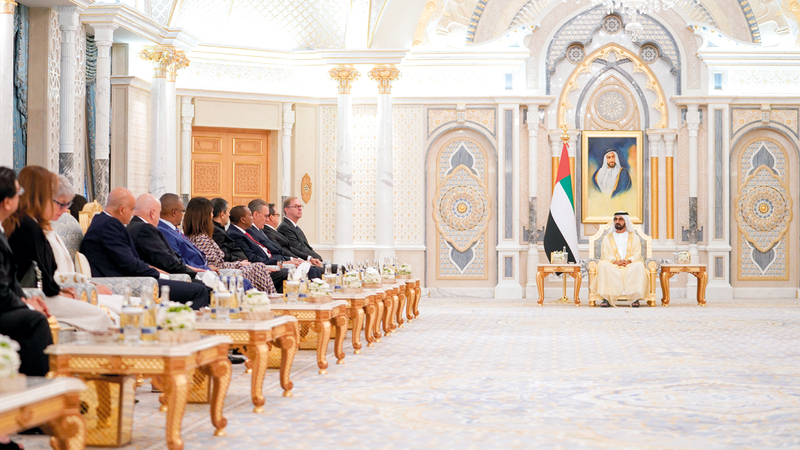محمد بن راشد خلال لقائه عدداً من سفراء الدول الشقيقة والصديقة المعينين لدى الدولة. وام