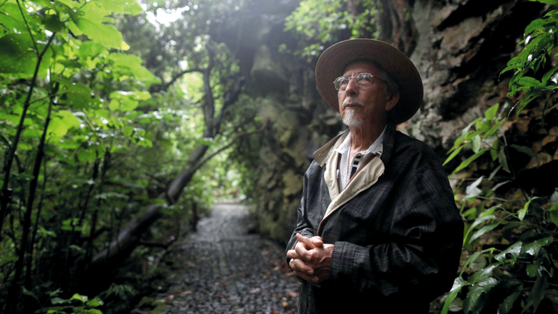 أدريغال الذي يدير مركزاً للطبيعة اضطر إلى الانبطاح على الأرض في حين كان الرصاص يمر من فوق رأسه.  أرشيفية