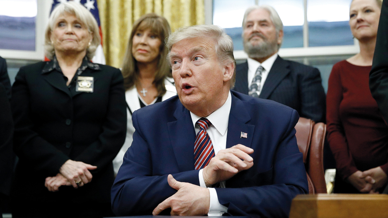 ترامب يعتقد أن الله اختاره لخوض حرب تجارية مع الصين.  أ.ب