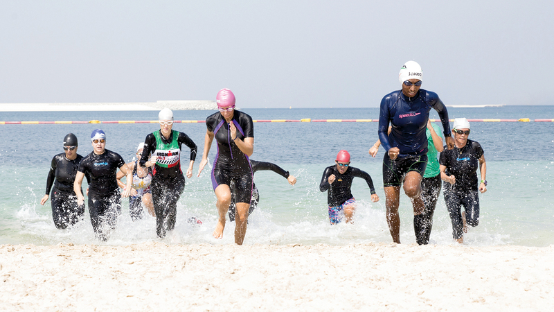 سباحة وجري وركوب دراجات هوائية يضمها السباق. من المصدر