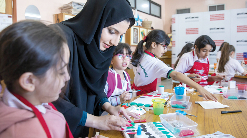 الفنانة الإماراتية سارة بن هندي أشرفت على الورشتين. من المصدر