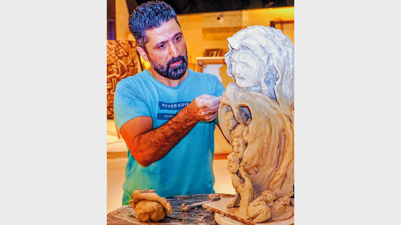 الفنان السوري خالد الطباع قام بتنفيذ منحوتة على هيئة امرأة أمام الجمهور. من المصدر