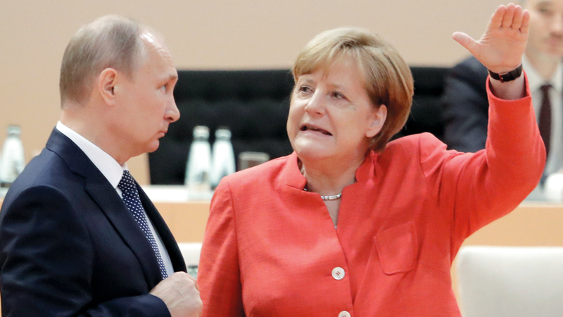 ومع المستشارة الألمانية أنغيلا ميركل. أ.ب