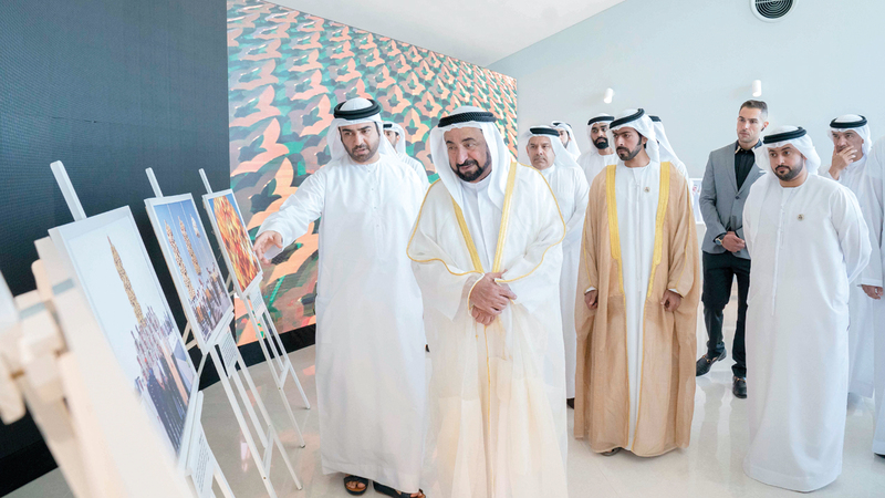 حاكم الشارقة خلال تجواله في أرجاء قاعة «ساحة الشهداء».

وام