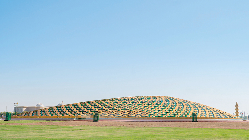 المبنى يمتاز بتصميمه الفريد على شكل هلال مزخرف باللونين الذهبي والأخضر.

وام