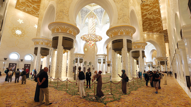 جامع زايد من أهم الوجهات الحضارية ذات الطابع الديني في العالم. تصوير: نجيب محمد