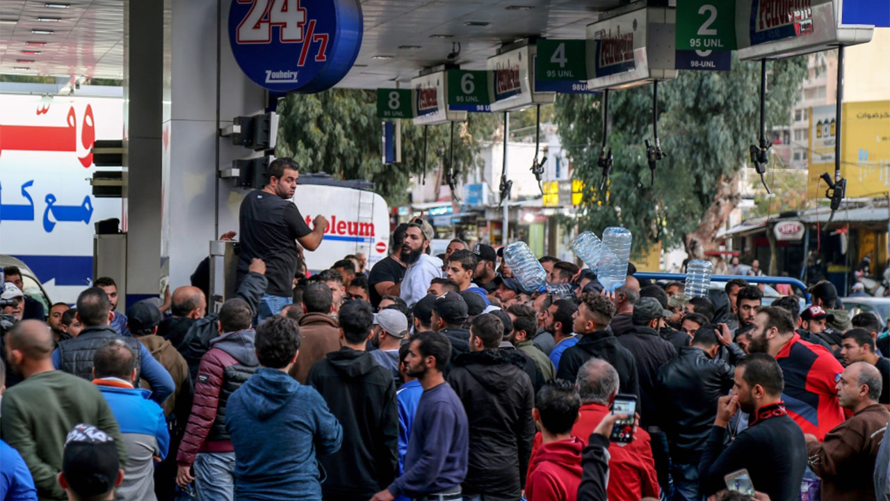 بالصور.. أزمة البنزين تشعل الشوارع والسيارات في لبنان ...