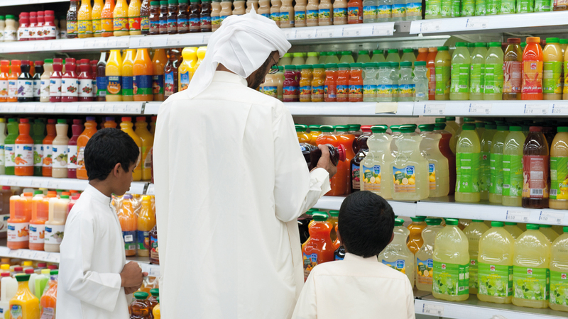 الضريبة الانتقائية على المشروبات المُحلّاة بنسبة 50% دخلت حيز التطبيق في الأول من ديسمبر. تصوير: أحمد عرديتي