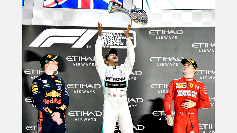 سائق فريق مرسيدس لويس هاميلتون يحتفل على منصة التتويج. تصوير: باتريك كاستيلو