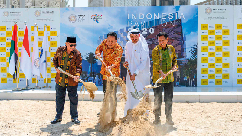 الوفد الإندونيسي خلال وضع حجر الأساس في جناح إندونيسيا.

من المصدر