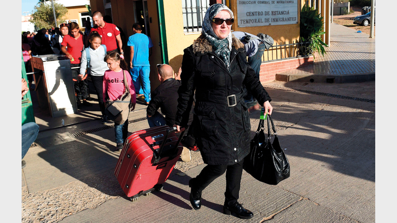 لاجئون سوريون لحظة وصولهم إلى الأراضي الإسبانية طلباً للجوء.  أ.ف.ب