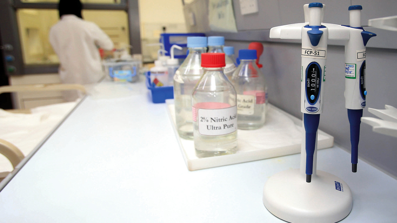 مختبر دبي يتولى فحص عيّنات العسل طبقاً للمواصفة القياسية. الإمارات اليوم