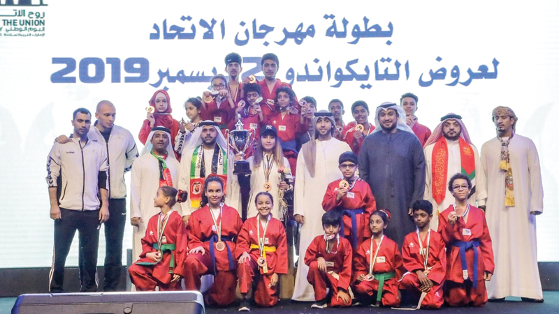 أبطال العروض الفنية للتايكواندو على منصة التتويج. من المصدر