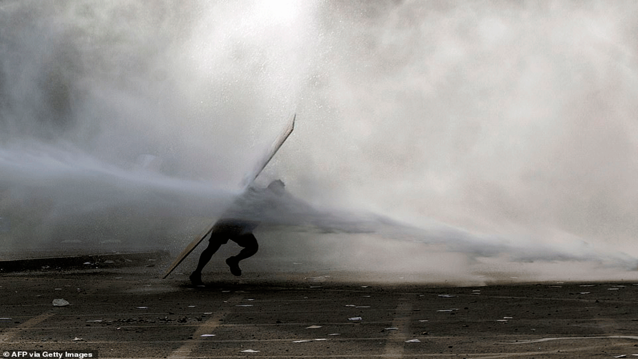 متظاهر أصيب بقذيفة مياه تابعة لشرطة مكافحة الشغب خلال مظاهرة احتجاج ضد الحكومة في سانتياغو، تشيلي