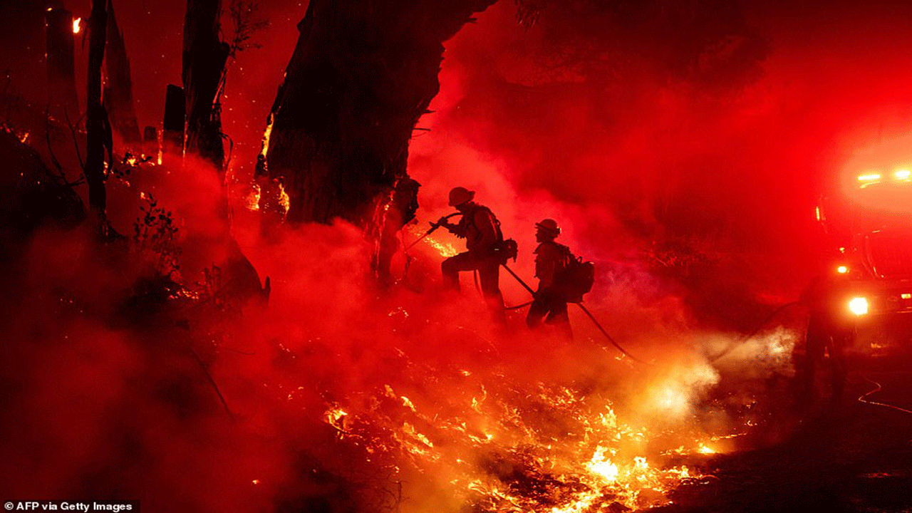 رجال الإطفاء أثناء محاولة للسيطرة على حريق على مساحة 9 آلاف فدان، أجبر 8 آلاف شخص على الإخلاء في كاليفورنيا