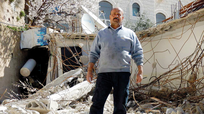 مصطفى صبح اضطر لهدم منزله بيده. من المصدر